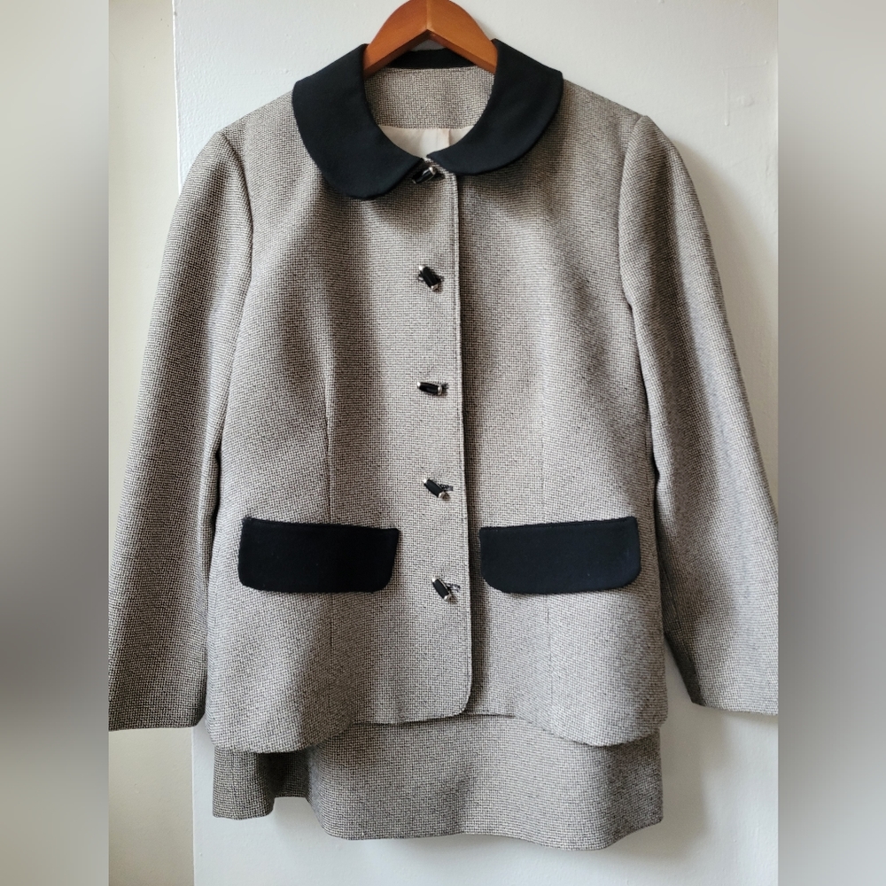 Size 6(ish) - 2-piece (blazer and skirt) beautiful grey suit with black details